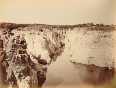 KITLV 91948 - Unknown - Marble rocks on the Narmada near Jabalpur in India - Around 1860 photo