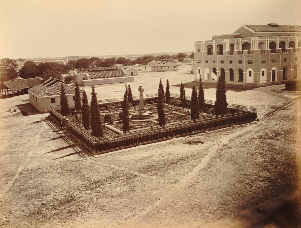 KITLV 91956 - Unknown - Tomb at Cawnpore in India - Around 1860