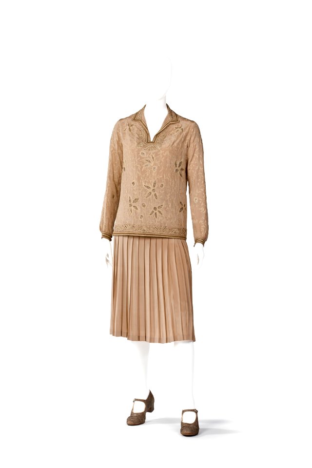 KLÄNNING Av rosabeige siden, tvådelad med blus och kjol. Tillhört Irma von Geijer - Hallwylska museet - 89130