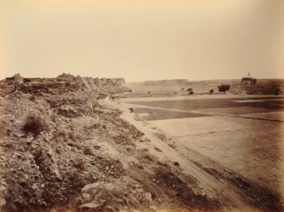 KITLV 91992 - Samuel Bourne - Ruins of Fort Tughlakabad at Delhi in India - Around 1860