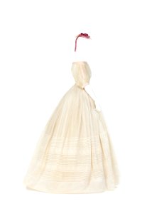 Klänning av vit bomullslinong med garnering av maskinbroderade bårder - Hallwylska museet - 89128 photo