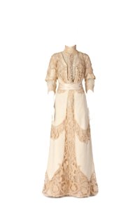 KLÄNNING Hellång av vitt ylle med stora spetsdekorationer. Tillhört Irma von Geijer - Hallwylska museet - 89189