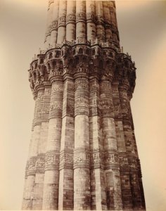 KITLV 92000 - Samuel Bourne - Inscriptions on the minaret at the Qutub Quwwat-ul-Islam mosque in Delhi, India - Around 1860