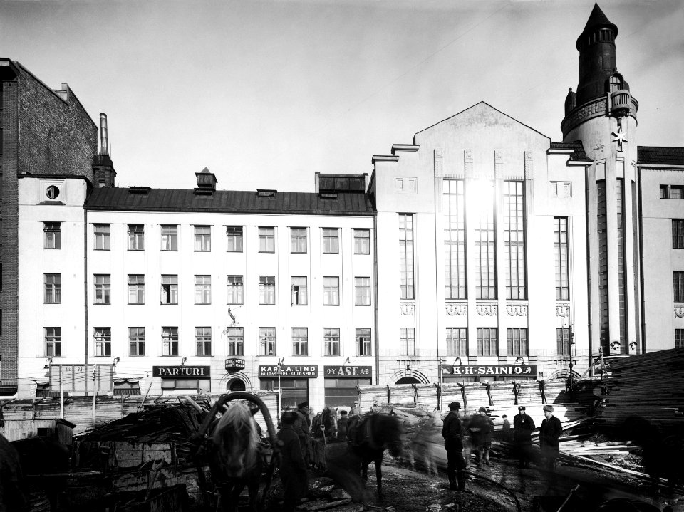 Kluuvikatu 8 rakennustyömaa,urakoitsija O.Vilamo.Taustalla Heimolan talo Hallituskatu 15 (Yliopistonkatu 5) - N27605 (hkm.HKMS000005-km002zl0)