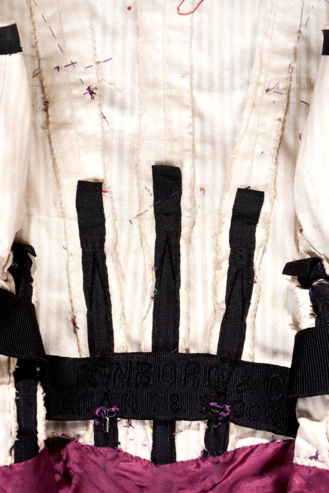 Klänning, detalj. Foto till boken: Ett sekel av dräkt och mode ur de Hallwylska samlingarna - Hallwylska museet - 89387