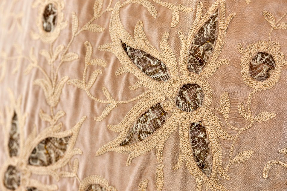 Klänning, detalj. Foto till boken: Ett sekel av dräkt och mode ur de Hallwylska samlingarna - Hallwylska museet - 90093