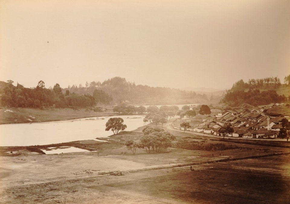 KITLV 92016 - Unknown - Village, seen from Bombay Hill in India - Around 1860