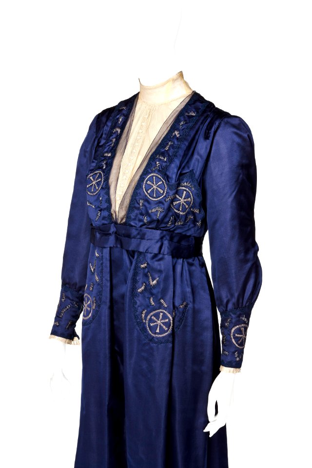 Klänning av mellanblått siden (merveilleux) med garnering av chiffon och tyll samt handbroderi av silke och silkessnoddar - Hallwylska museet - 89259