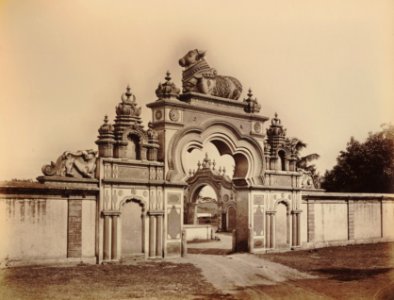 KITLV 92041 - Unknown - Gateway with Nandi at the summer palace of the Rajah at Mysore in India - Around 1870 photo