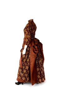 KLÄNNING Bestående av liv och kjol av mönstrad, skuren och oskuren brun silkessammet - Hallwylska museet - 89105 photo