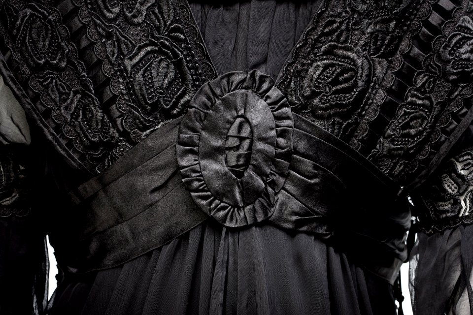 Klänning, detalj. Foto till boken: Ett sekel av dräkt och mode ur de Hallwylska samlingarna - Hallwylska museet - 90110