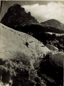 Km 27,0 bahnaufwärts zukünftige Haltestelle, Regensburghütte mit Langkofel. (BildID 15575004)