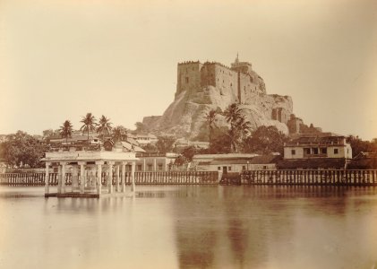 KITLV 92077 - Unknown - Reservoir - in the background the fortress and temple on a rock at Tiruchirapalli in India - Around 1870 photo