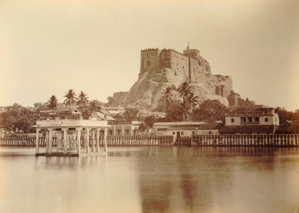 KITLV 92077 - Unknown - Reservoir - in the background the fortress and temple on a rock at Tiruchirapalli in India - Around 1870