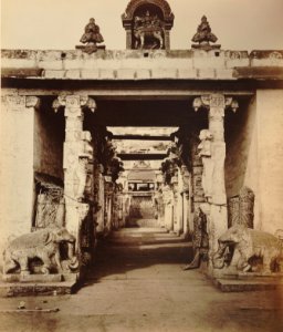 KITLV 92081 - Unknown - Gateway to the rock at Tiruchirapalli in India - Around 1870