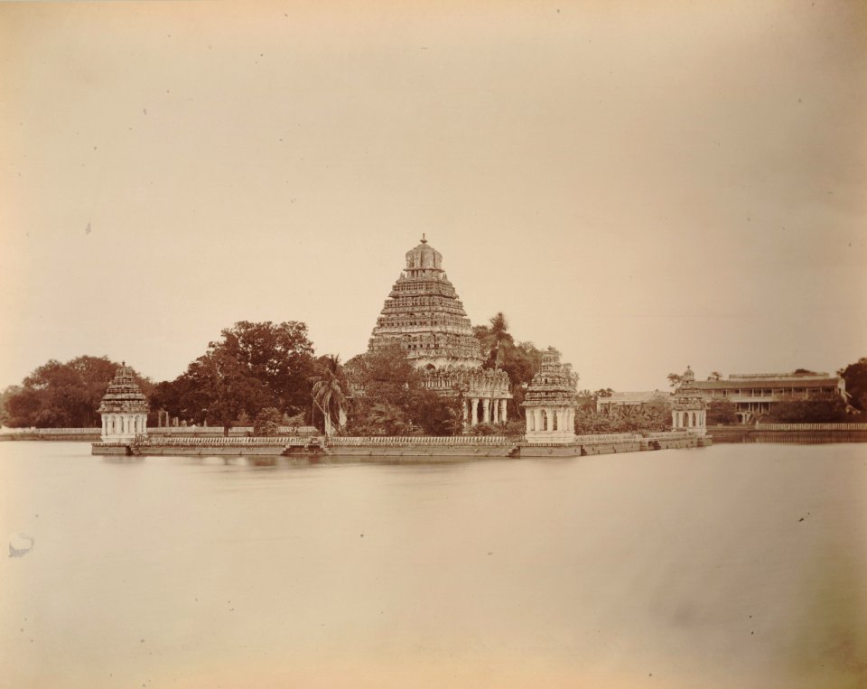 KITLV 92093 - Unknown - Reservoir Teppakulam Mariamman temple at Madurai in India - Around 1870