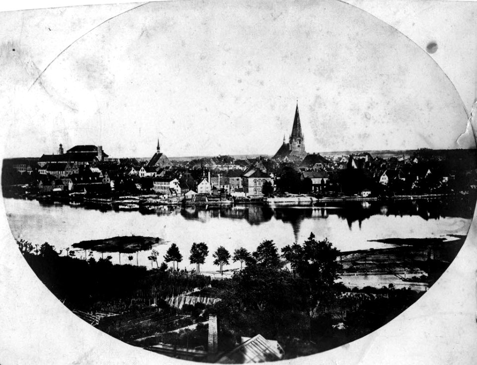 Kleiner Kiel und Altstadt mit Nikolaikirche und Schloss (Kiel 49.399)