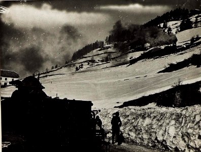 Km 25,0 bahnaufwärts Bahnhof St. Christina, rechts ein bergfahrender Zug. (BildID 15574955)