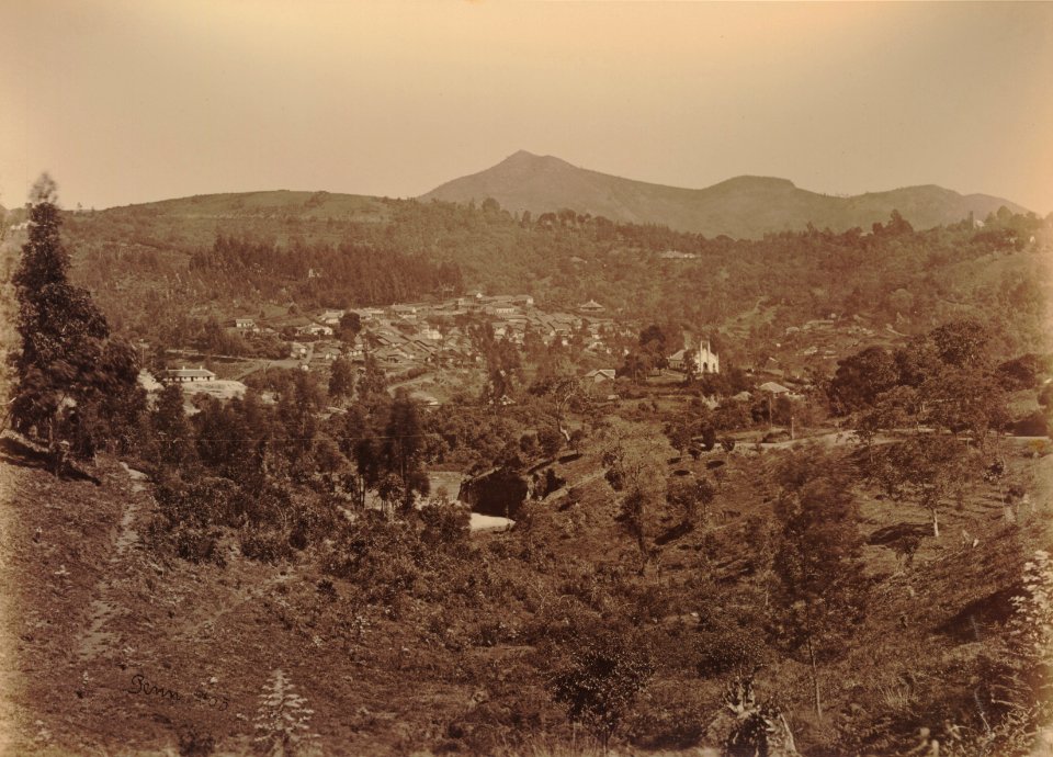 KITLV 92129 - Unknown - Coonoor in India, as seen from the post office - Around 1870