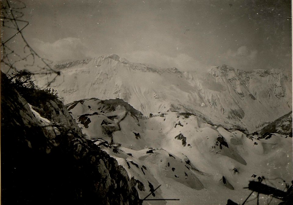 Kleiner Pal, Blick aus der Vorfeldstellung gegen die italienische Vorfeldstellung bei einer Distanz von 30 Schritten, aufgenommen am 2.V.1916 (BildID 15473927)