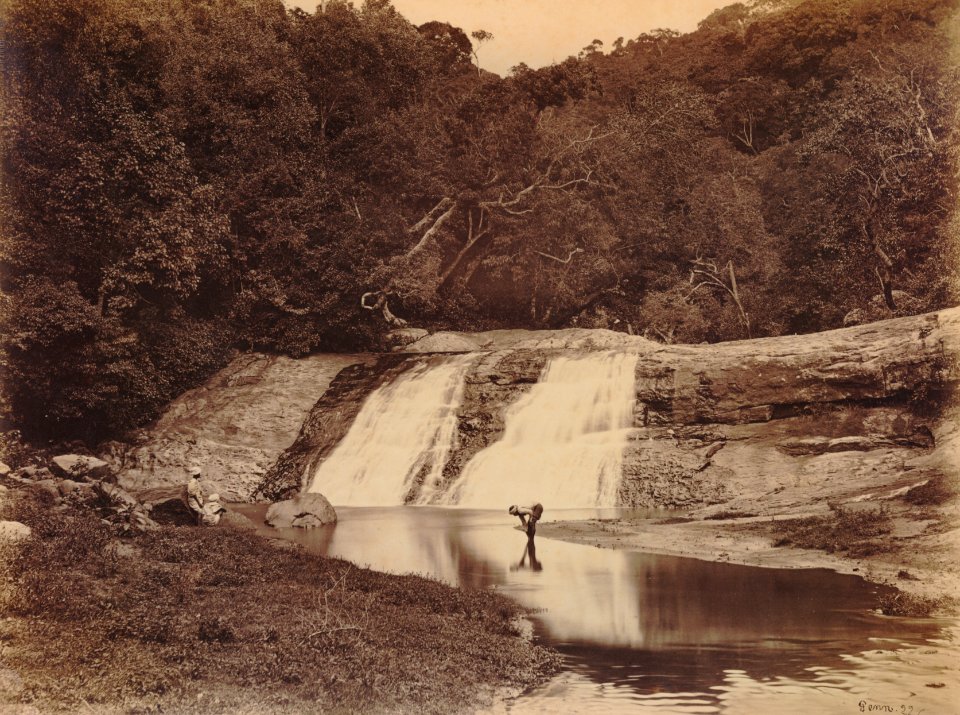 KITLV 92133 - Unknown - Waterfall at Coonoor in India - Around 1870