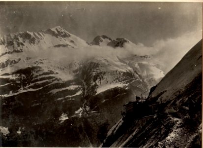 Kleiner PAL, Elektrozug 29-5 Ka, Zugang zum Bataillonskommando, Seilbahn und elektrische Kabelleitung, aufgenommen am 2.V.1916 (BildID 15473850)