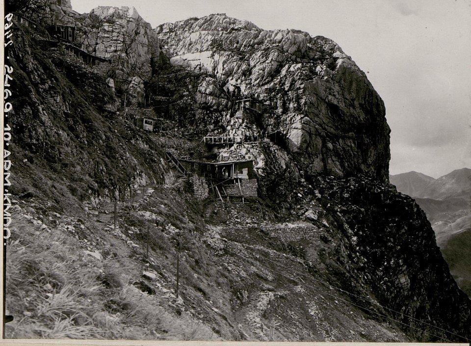 Kleiner Pal, Mulde hinter dem Mittelabschnitt mit Küchen und Unterkünften. Hintergrund Val di Colinetta, Collinkofel und Cellonkofel Cellonschulter (BildID 15737108)