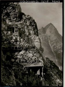 Kleiner Pal, Unterkünfte in der Mulde hinter dem Mittelabschnitt, links oben Kaverneneingang. Hintergrund der Cellonkofel (BildID 15737101)