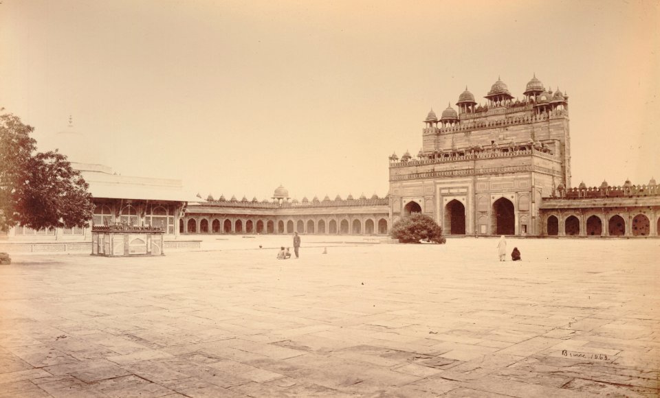 KITLV 92153 - Samuel Bourne - Gateway in the palace at Fatehpur Sikri in India - Around 1870