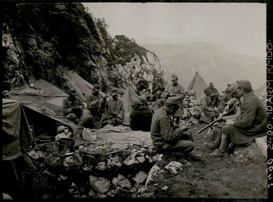 Kleiner Pal. Freilager an Stelle einer zerschossenen und abgebrannten Unterkunft nach dem Angriff am 1.September 1916 (BildID 15737115)