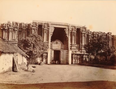 KITLV 92178 - Unknown - Gateway in the Srirangam Ranganatha temple complex in India - Around 1870 photo