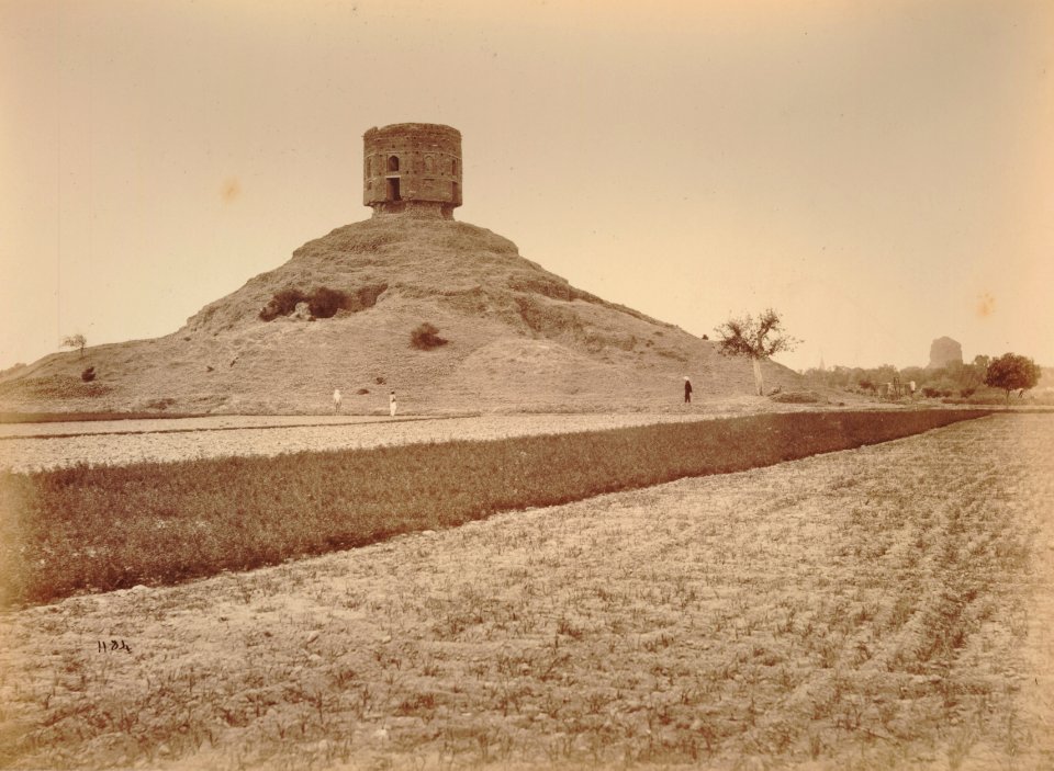 KITLV 92198 - Unknown - Tower, probably a lookout, and fields in India - Around 1870