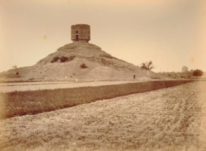 KITLV 92198 - Unknown - Tower, probably a lookout, and fields in India - Around 1870