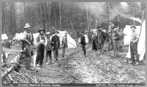 Klondike miners at Skaguay, Alaksa LCCN2016651825