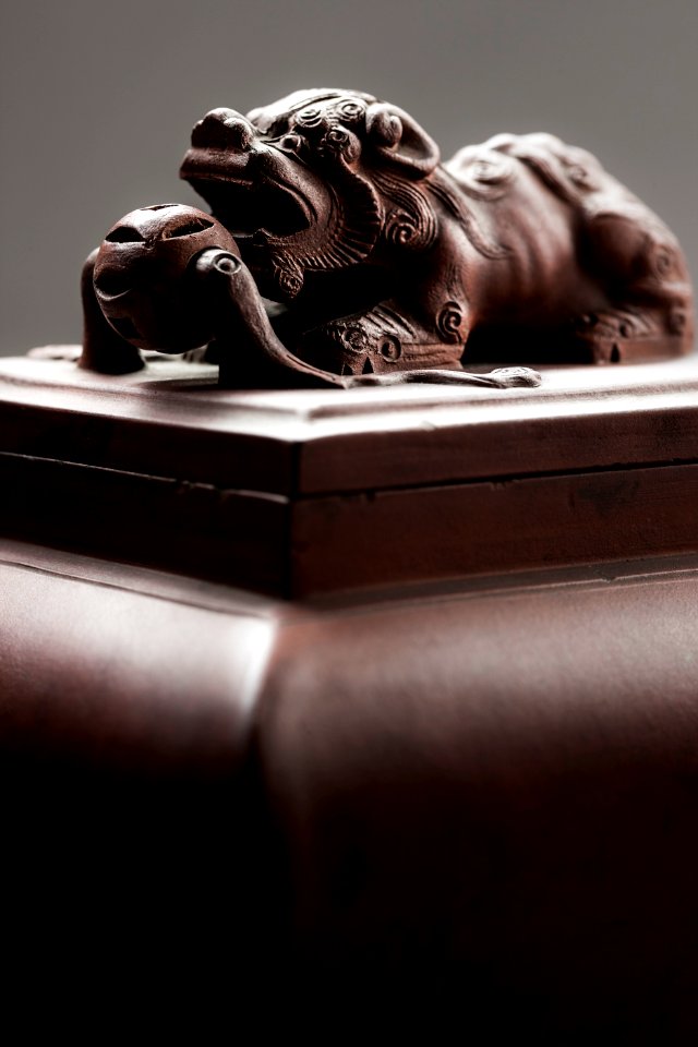 Knopp i form av liggande lejon med boll, Yixing-gods, 1700-tal - Hallwylska museet - 107713