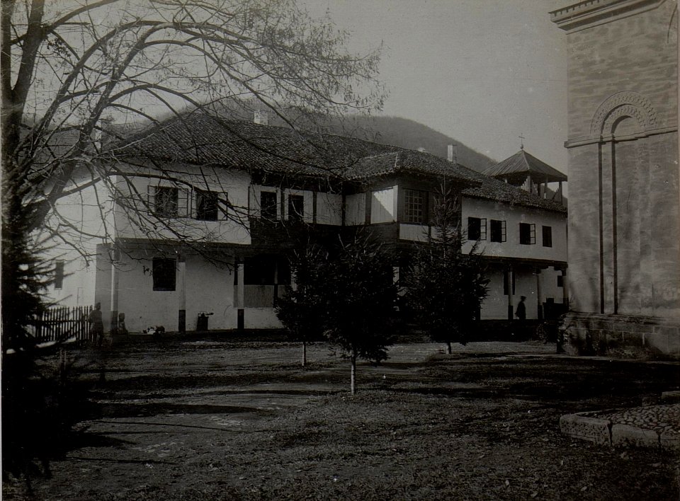 Klostergebäude Ljubostjia, in dessen Kirche 57.ITD.das Archiv des Serbischen Ministeriums des äausseren erbeutete. Aufgenommen im November 1915. (BildID 15452685)