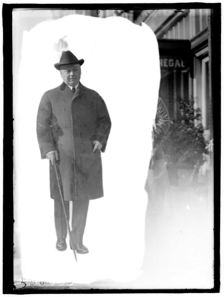 KNOX, PHILANDER CHASE. ATTORNEY GENERAL OF U.S., 1901-1904; SENATOR FROM PENNSYLVANIA, 1904-1909, 1917-1921; SECRETARY OF STATE, 1909-1913. WITH MRS. KNOX LCCN2016863495