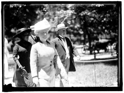 KNOX, PHILANDER CHASE. ATTORNEY GENERAL OF U.S., 1901-1904; SENATOR FROM PENNSYLVANIA, 1904-1909, 1917-1921; SECRETARY OF STATE, 1909-1913. WITH MRS. KNOX LCCN2016863353