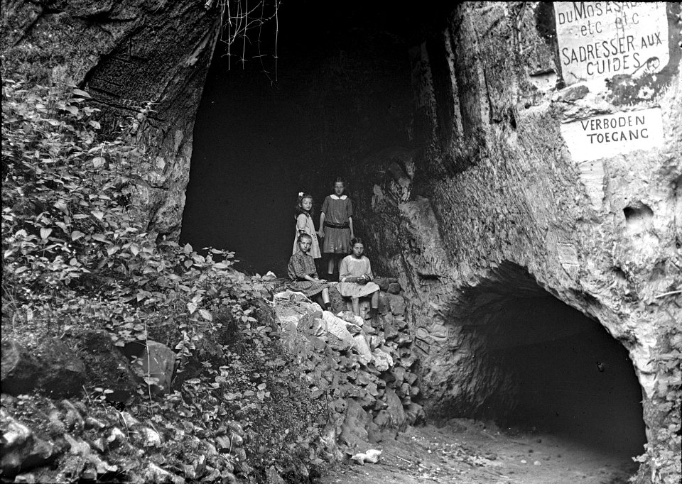 Kleindochters Van Kleef bij groeve St Pietersberg, ca 1917 (RHCL, VKG 038)
