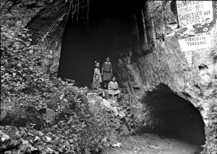 Kleindochters Van Kleef bij groeve St Pietersberg, ca 1917 (RHCL, VKG 038)