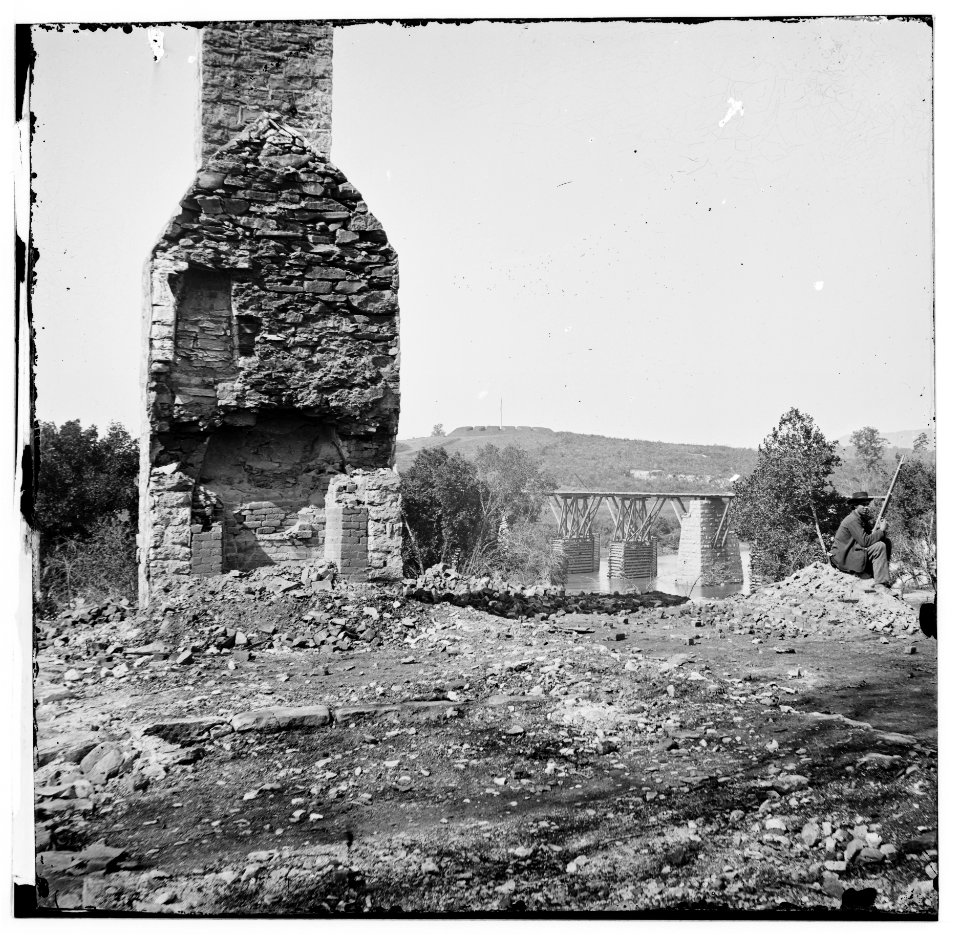 Knoxville, Tenn., vicinity. Military bridge at Strawberry Plains and a fort in the distance, seen from north bank of the Holston LOC cwpb.02146