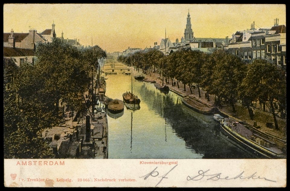 Kloveniersburgwal vanaf de Nieuwe Doelenstraat naar de Nieuwmarkt, met rechts de Zuiderkerk. Uitgave Dr. Trenkler Co. Leipzig, Afb PBKD00304000005