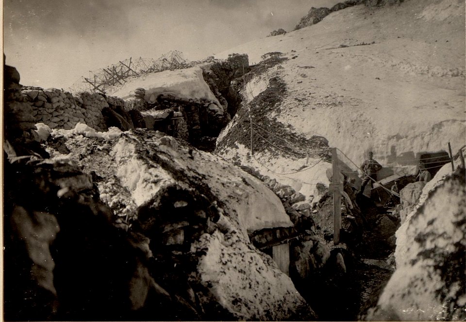 Kleiner PAL, Elektrozug 29-5 Ka, Infanteriestellung mit Minenwerfer Laufgraben zur Vorfeldstellung, Kabelleitung zur Beleuchtung des gedeckten Laufgrabens zur Vorfeldstellung, Aufgenommen am 2. Mai 19 (BildID 15473885)