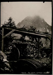 Kleiner Pal, Geschützstand einer 10 cm Feldhaubitzen-Batterie, im Hintergrund der Cellonkofel, Schussrichtung gegen den Monte Crostis. (BildID 15737010)