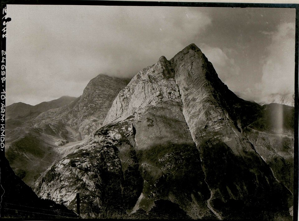 Kleiner Pal, Mulde hinter dem Mittelabschnitt mit Küchen und Unterkünften. Hintergrund, Val di Colinetta, Collinkofel und Cellonkofel, Cellonschulter (BildID 15737094)