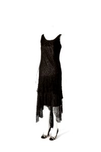 KLÄNNING Ankellång, svart klänning i spets med flikar. Har tillhört Ellen Roosval, f. von Hallwyl - Hallwylska museet - 89321 photo