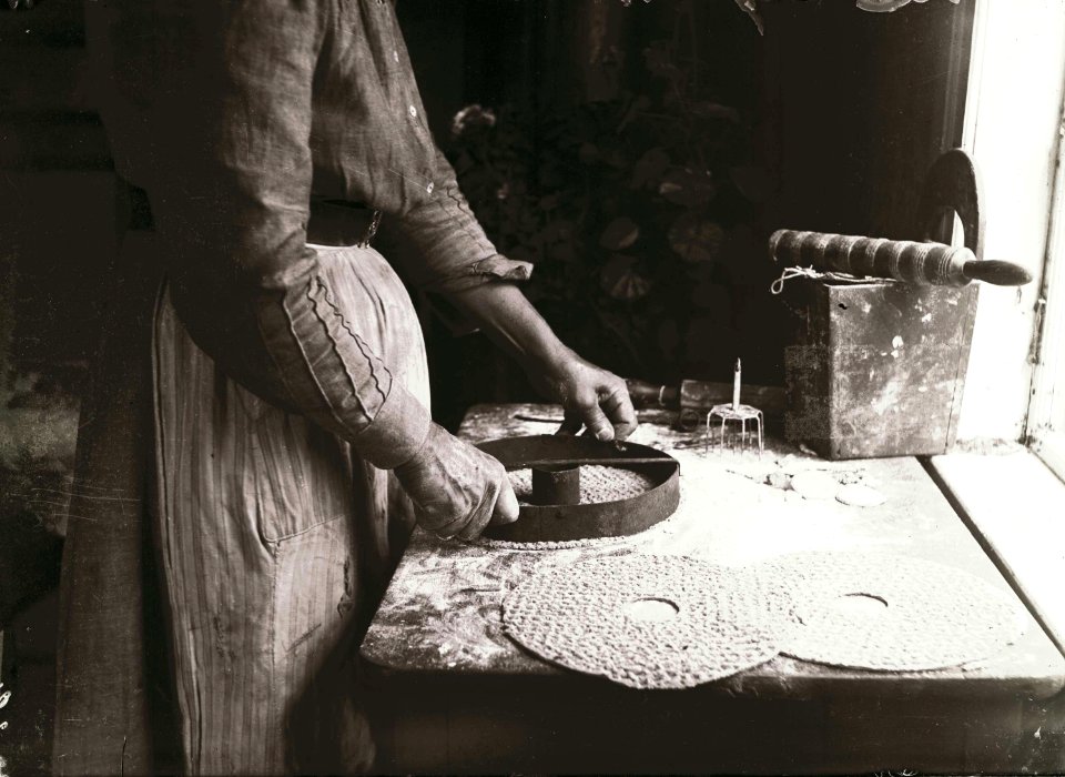 Knäckebrödsbakning. Bjurbäcken, Manskogs socken, Värmland - Nordiska Museet - NMA.0033934