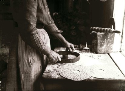 Knäckebrödsbakning. Bjurbäcken, Manskogs socken, Värmland - Nordiska Museet - NMA.0033934