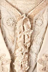 Klänning, detalj. Foto till boken: Ett sekel av dräkt och mode ur de Hallwylska samlingarna - Hallwylska museet - 90087