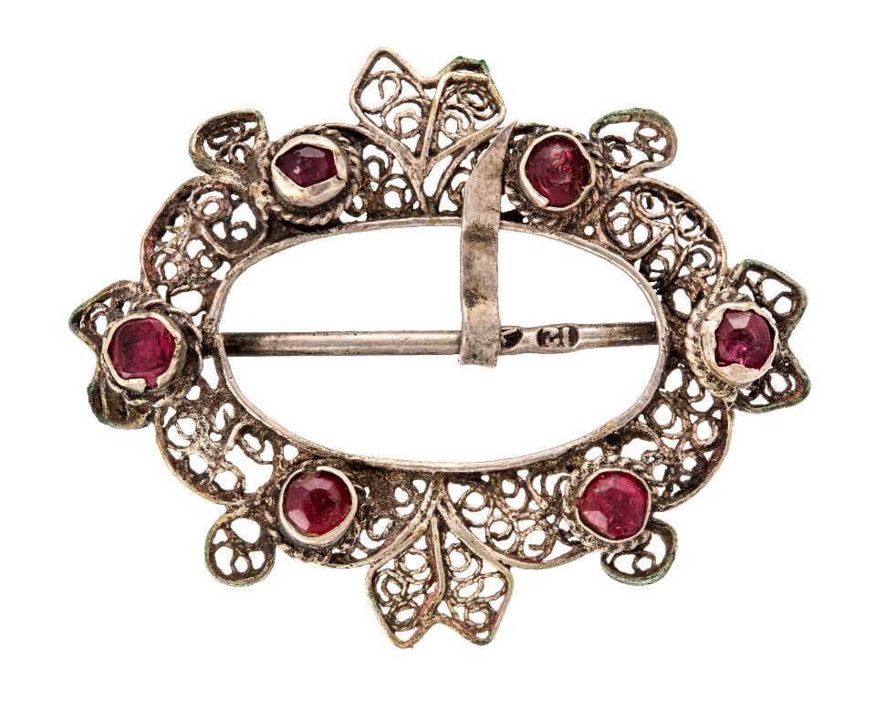 Knäspänne av silver med almandiner, 1800-tal - Hallwylska museet - 110574
